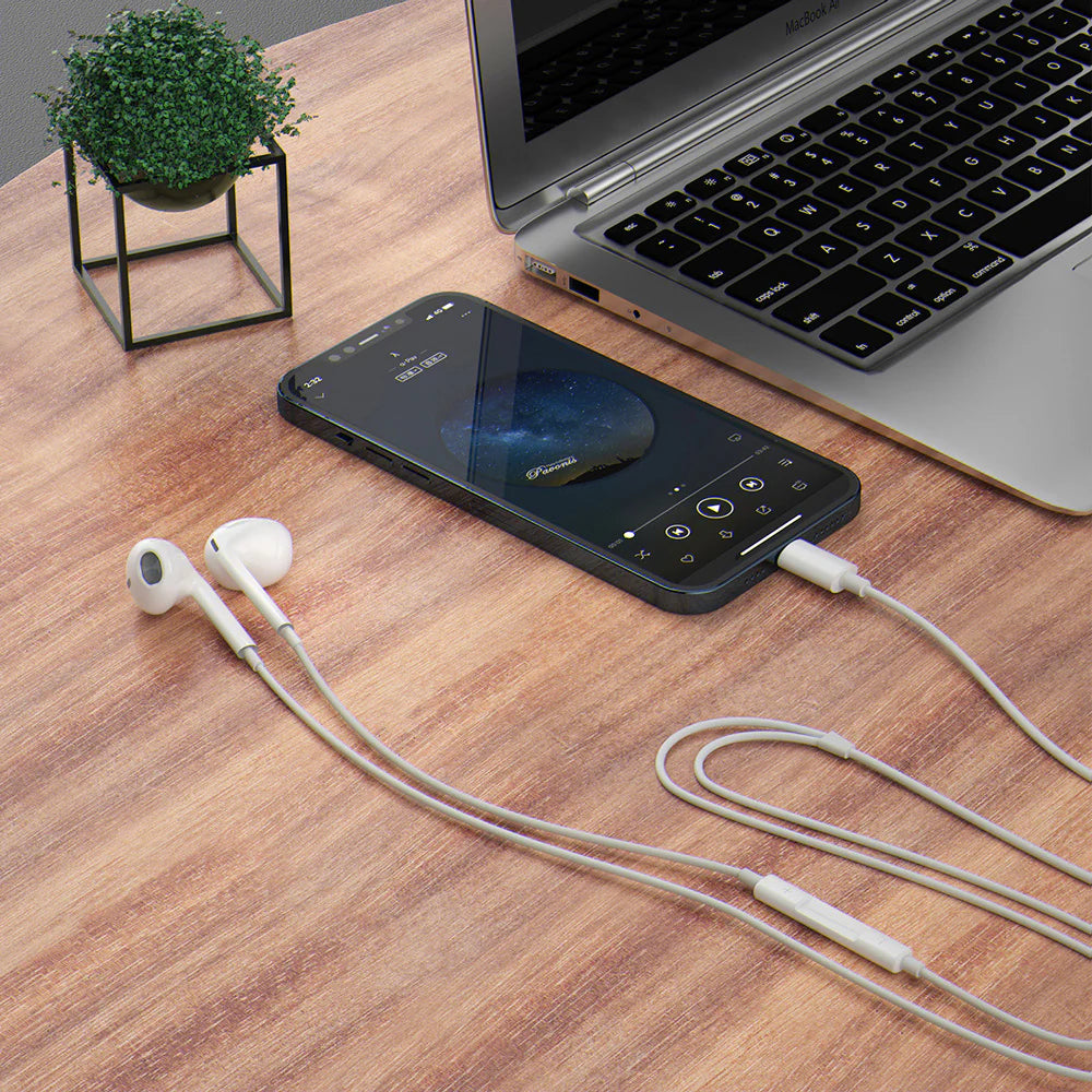 Maplin Wired Earphones USB-C Classic Fit Hands Free Calling Volume Control
